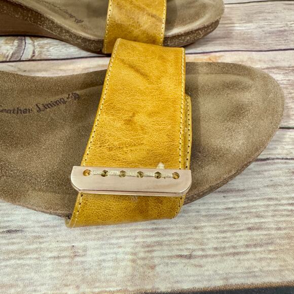 Sofft Womens Leather Mustard Yellow Open Toe Stacked Wedge Heel Sandals 9.5M - Picture 8 of 8